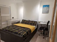 Fully-Equipped Flat in the City of London Hotels in Leyton