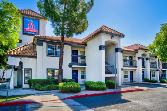 スタジオ  6 ディー バレー