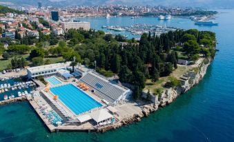 Beachfront Apartment with Balcony and Parking