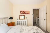 Immaculate 2 - Bedroom House in Milton Keynes Hotels near Ashland (The Parks Trust)