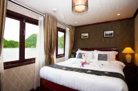 Halong Phoenix Cruiser Hotels in Tuần Châu