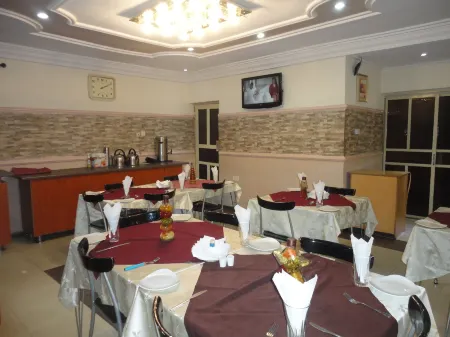 Sdm Tavern and Suites Отели рядом с достопримечательностью «Университет Ибадан»