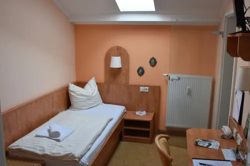 Hotel am Bahnhof Hôtels à : Lohnberg