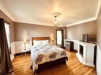Le Chateau du Lac Hotels in Magog