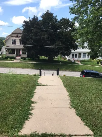 Day Street Suites. Historic Phelps Mansion.  Main Level Suite #2