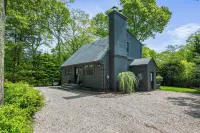 Blackberry: Private Home with Jacuzzi Year-Round Hotels in Springs