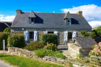 Stone house, between beach and village, sleeps 4, Wifi, parking Hotels in Ploeven