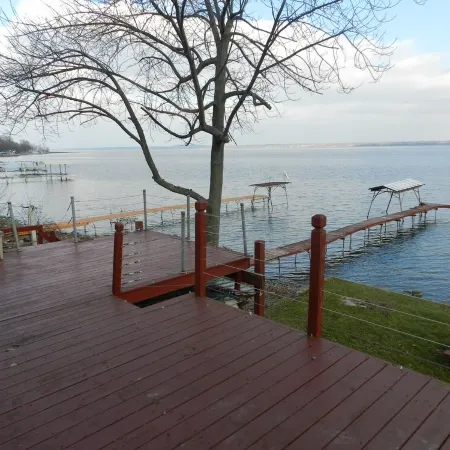 1 bed/ba lakeside cottage, large deck, west side of Seneca Lake. Pet Friendly!