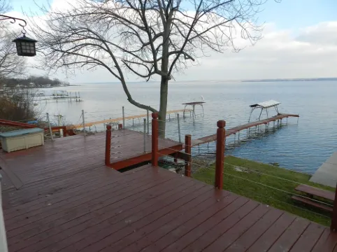 1 bed/ba lakeside cottage, large deck, west side of Seneca Lake. Pet Friendly!