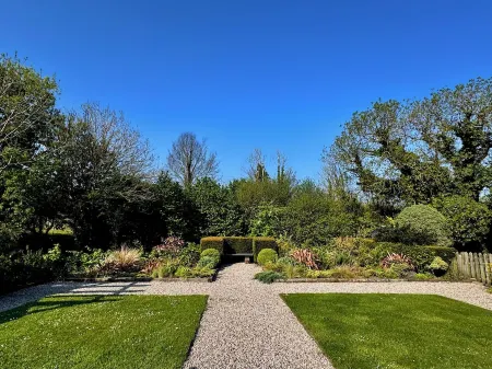 Luxury barn conversion near Padstow - stunning ocean views, garden and hot tub Отели рядом с достопримечательностью «Bedruthan Steps»