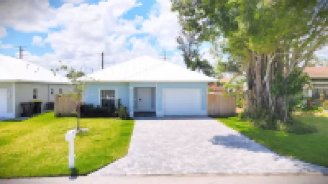 Fenced Yard with BBQ and Hammock - Gorgeous Modern Retreat