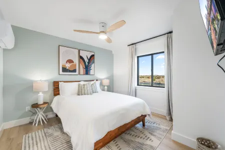 Rooftop Terrace and Stunning Mountain Views - Elegant Desert Haven Отели в г. Valle