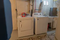 Private Suite and Spacious Living Near Gardens - Charming Retreat