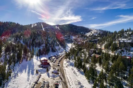 Gorgeous Lake and Mountain Views - Charming Ski Retreat Отели в г. Кингсбери