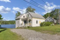 Dock, Kayaks and Stunning Views - Charming Lakeside Escape