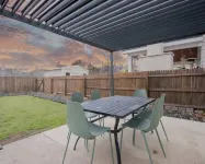 San Antonio Retreat Family Home. 4/2.5 w/Yard Hotels near Brook Hollow Library