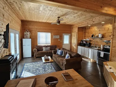 Private Atmosphere and Nature Bliss - Cozy Rustic Retreat Holiday Island Marina附近的飯店