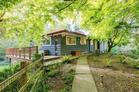 Hot Tub / Home Theater / Private Acre / Walk to Beach / Family and Dog Friendly