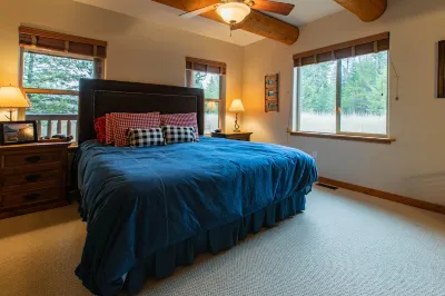 Gorgeous lakefront cabin with fireplace & deck - 5 miles to Glacier Hotels in der Nähe von Lake McDonald