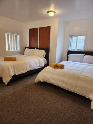 Small 2 Bedroom House Near Disney Hotels in Midway City