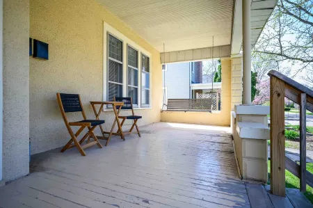 Charming Duplex Near Bradley University - Gorgeous Upper Retreat