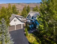 Luxurious Soaking Tubs and Gourmet Kitchen - Stunning Mountain Haven