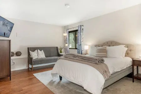 Gas Fireplace and Easy Ski Access - Spacious Charming Townhome