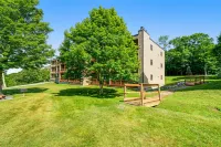 Slopeside condo in gate community w/remodeled balcony & fireplace Hotels in Sugar Mountain
