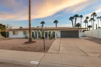 Scottsdale Classic - Luxury Home w/ 5 Beds & Pool! Hotels near Scottsdale Art walk