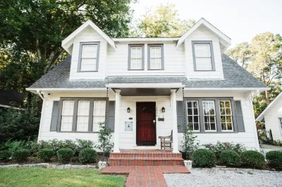 Spacious Retreat with Cozy Living Area - Stylish Tranquil Escape Hotel in zona The Scott and Zelda Fitzgerald Museum