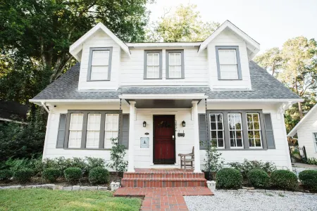 Spacious Retreat with Cozy Living Area - Stylish Tranquil Escape Отели рядом с достопримечательностью «The Scott and Zelda Fitzgerald Museum»