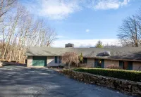 Stunning Mountain Views and Cozy Comfort - Exquisite Cabin Retreat