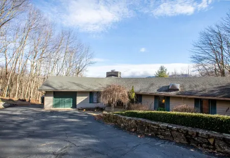 Stunning Mountain Views and Cozy Comfort - Exquisite Cabin Retreat