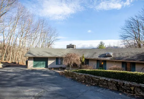 Stunning Mountain Views and Cozy Comfort - Exquisite Cabin Retreat