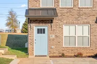 Spacious Townhome with Outdoor Patio and Full Kitchen - Modern Retreat Hotels in Oak Grove