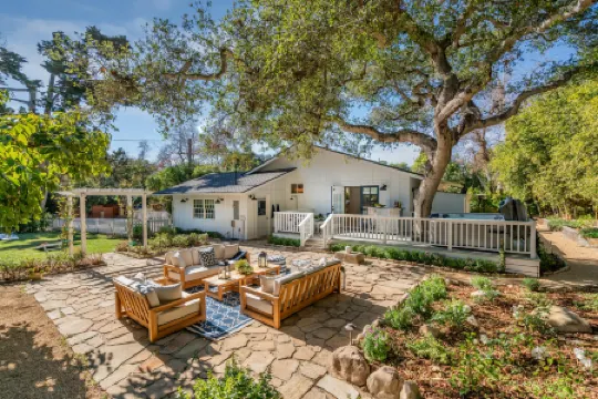 Jacuzzi, Game Room, Outdoor Deck and Private Bridge - Stunning Oasis