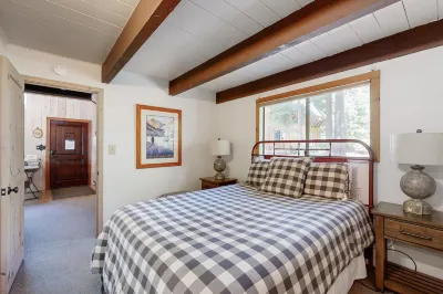 Classic chalet w/hot tub, boat launch & beach access