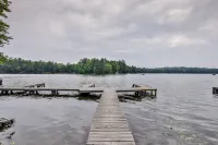 Cozy Lakeside Haven with Rustic Fireplace - Enchanting Retreat St. Germain住宿飯店