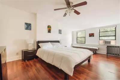 Cozy Apartment with Fast Internet and Great Amenities - Charming Escape Hotels in Bed-Stuy