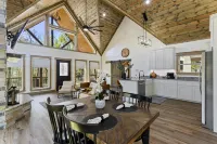 Ideal Romantic Getaway in Heart of Hochatown - Charming Cabin