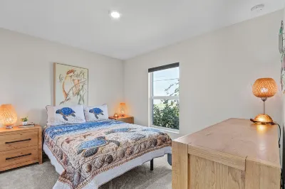 Enchanting Waterfront Escape with Tiki Hut and Dock - Captivating Retreat Hotel in zona Seahawk Park