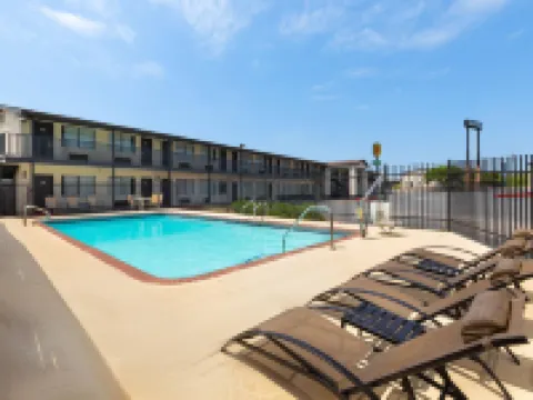 Super 8 by Wyndham Temple S. General Bruce Hotels in Temple