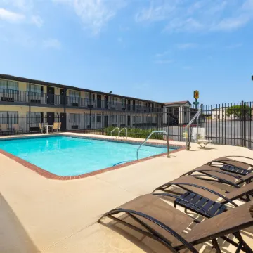 Super 8 by Wyndham Temple S. General Bruce