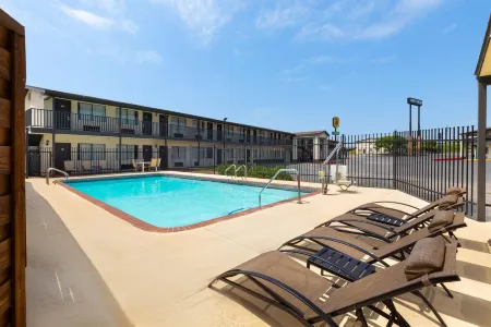 Super 8 by Wyndham Temple S. General Bruce