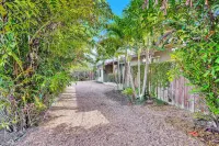 Heated Pool, Parking, 5 Min Walk to Food and Fun!