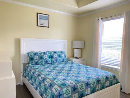 Spacious Cottage for Relaxation and Charm - Elegant Coastal Haven Отели в г. Рокпорт