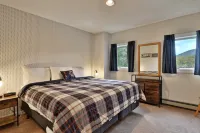 Ski on/Off Access and Wood-Burning Fireplace - Cozy Mountain Retreat Hotels in Rutland Town
