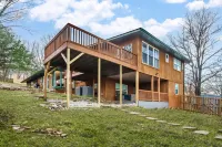 Spacious Living and Three Patios Near University - Charming Getaway Hotels in Fayetteville