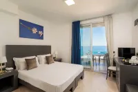 Bellevue Sardinia Resort, Affiliated by Meliá فنادق في La Muddizza