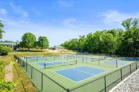 The Eagle's Nest & Bird Watching Hotels in Clear Creek Township
